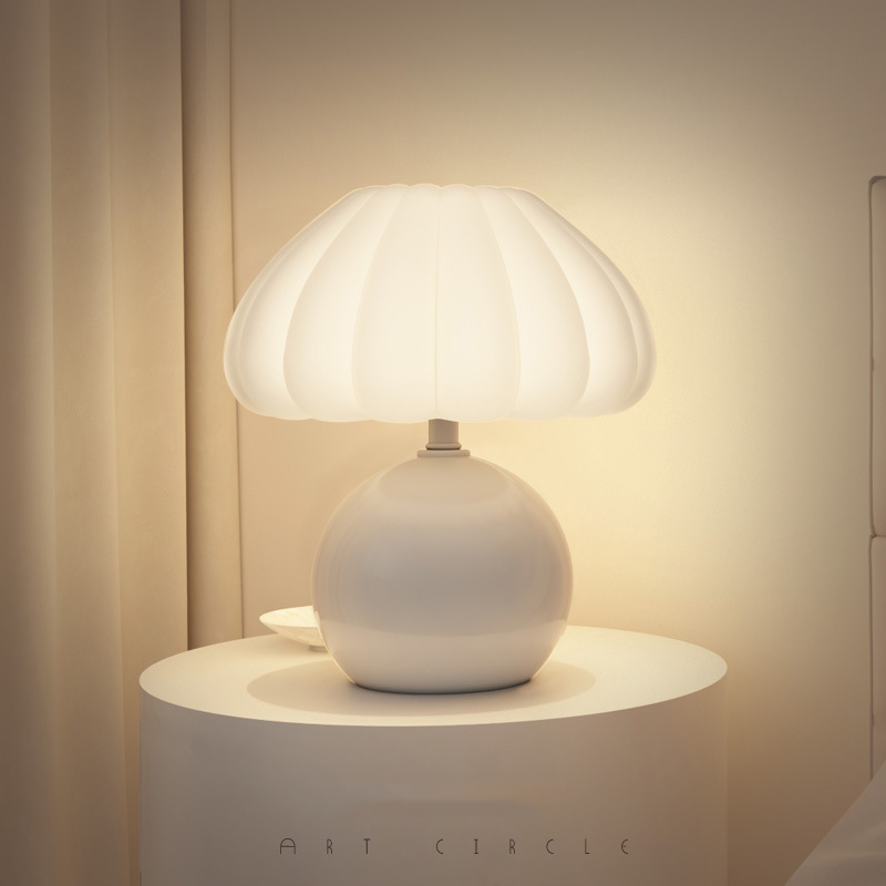 Desk Setup White - Cremefarbene Nachttischlampe im französischen Stil, Augenschutz,
