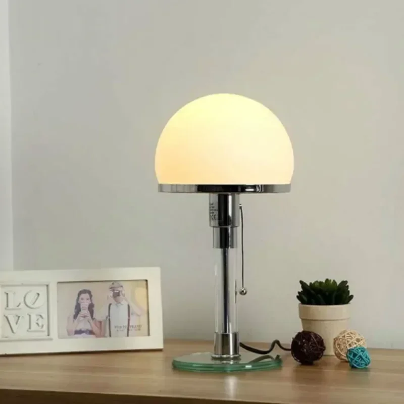 Desk Setup White - Weiße Tischlampe, Dänisches Designer-Modell, Nordisches Schlafzimmer-Nachttischlicht,